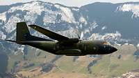 Transall fliegt über ein Gebirge