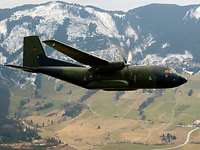 Transall fliegt über ein Gebirge
