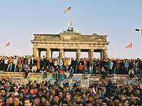 Viele Menschen auf und vor der Mauer
