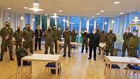 Militärdekan Kramer, Militärpfarrer Heinekamp und Pfarrhelfer Schmitz besuchen das mobile Abstrichteam in Recklinghausen