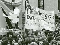 Meenschen mit Plakten auf einer Anti-Atom-Demo