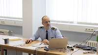 Soldat im Dienstgrad eines Oberstleutnant sitzt vor einem PC.