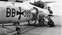 Techniker arbeiten an einem Jagdbomber F-104 Starfighter.