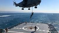 Soldaten werden aus einem Hubschrauber abgeseilt 