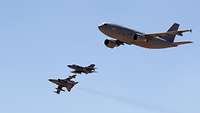 Zwei Tornados und ein Tankflugzeug fliegen neben einander