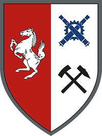 Längs rot-silbern geteilt, darauf ein steigendes Ross, zwei Kanonenrohre, Zahnrad, Hammer, Schlegel.