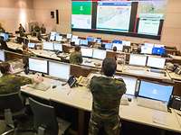 Die Operationszentrale im Einsatzführungskommando der Bundeswehr Ein Raum mit vielen Monitoren und Soldaten