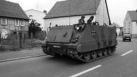 Transportpanzer M113 fährt auf eienr Straße