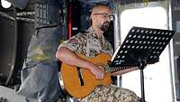 Oberfeldarzt Stefan P. an der Gitarre