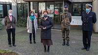 Gruppenfoto von zivilen und militärischen Personen