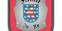 Auf rosa Grund ein silbernes Schild, Thüringens Wappen mit dem Lateinspruch „unbeirrbar im Ziel“