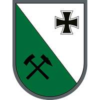 Auf diagonal Grün und Weiß Hammer und Schlegel für den Bergbau der Region und das Eiserne Kreuz