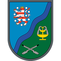 Thüringens Löwe auf blauem Grund, Gewehre und Solebrunnen auf grünem Grund, mittig der Fluss Werra