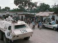 UN-Fahrzeug fährt durch eine belebte Straße in Somalia