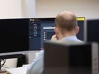 Fragen Ein Soldat arbeitet an einem Computer.