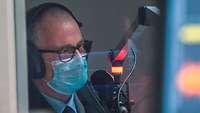 Generalinspekteur Eberhard Zorn vor dem Studiomikrofon von Radio Andernach.