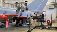 Aufbau des Triebwerklifts Der Miniliftsatz wird am Eurofighter installiert. Mit dieser Vorrichtung wird das Triebwerk herabgelassen.