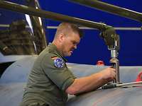 Triebwerker schraubt den Kran fest Der Mini-Lift-Satz wird am Eurofighter angeschraubt.