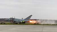 Eurofighter auf dem Prüfstand Triebwerkstest auf der Bremsplatte in Ämari. Der Eurofighter ist fest im Boden mit Ketten verankert. Das Triebwerk läuft.