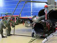Ausbau eines Eurofightertriebwerk Das Triebwerk wird durch Soldaten auf der Ämari Air Base ausgebaut
