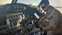 Pilot sitzt im Cockpit des Seefernaufklärers.