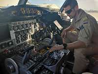 Pilot sitzt im Cockpit des Seefernaufklärers.