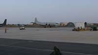 P-3C Orion rollt über einen Verbindungsweg in Richtung Parkposition