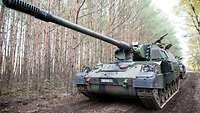Eine Panzerhaubitze 2000 fährt durch das Gelände