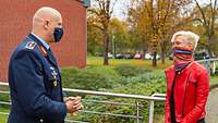 Generalleutnant Ingo Gerhartz begrüßt Prof. Dr. Anke Kaysser-Pyzalla.