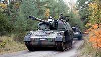 Panzerhaubitzen 2000 auf dem Truppenübungsplatz Munster Soldaten fahren in der Panzerhaubitze 2000 durch das Gelände