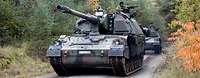 Soldaten fahren in der Panzerhaubitze 2000 durch das Gelände