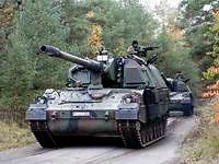 Panzerhaubitzen 2000 auf dem Truppenübungsplatz Munster Soldaten fahren in der Panzerhaubitze 2000 durch das Gelände