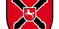 Roter Grund darauf schwarze Kanonenrohre und das Landeswappen Niedersachsens mit springendem Ross