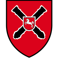 Roter Grund darauf schwarze Kanonenrohre und das Landeswappen Niedersachsens mit springendem Ross