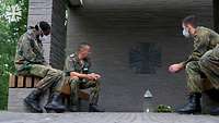 Soldaten sitzen und unterhalten sich