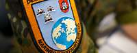 Das Verbandsabzeichen der Marineschifffahrtleitung als Patch auf der Schulter eines Soldaten in Flecktarnuniform.