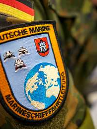 Northern Coasts 2018 Marineschifffahrtleitung Patch Das Verbandsabzeichen der Marineschifffahrtleitung als Patch auf der Schulter eines Soldaten in Flecktarnuniform.