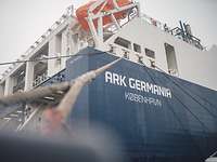 Das Containerschiff Ein Containerschiff ist mit einem Tau festgemacht.