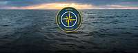 Ein Kreis mit einer Kompassrose auf blauem Untergrund; im Hintergrund offenes Meer mit untergehender Sonne.