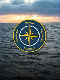 Wir sind Marine Teaser Ein Kreis mit einer Kompassrose auf blauem Untergrund; im Hintergrund offenes Meer mit untergehender Sonne.