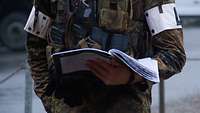 Ein Soldat schaut in einen Ordner
