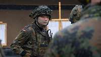 Eine Gruppe Soldaten steht beieinander