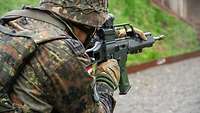 Ein Soldat hat das Gewehr G36 im Anschlag