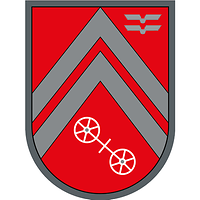 Auf dem roten Wappen das Mainzer Rad, darüber silberne Doppelsparen, oben rechts zwei Schwingen