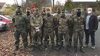 Gruppenbild mit Pfarrhelfer Herbert Sturm und den Soldaten, die das Gesundheitsamt Amberg unterstützen