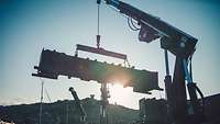 Mit Hilfe eines Krans wird das Waffensystem Patriot in Kreta aufgebaut.