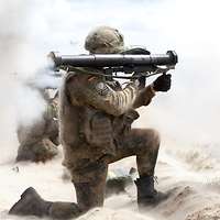 Soldat kniet am Boden und schießt mit der Panzerfaust