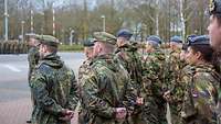 Deutsche und niederländische Soldaten beim Antreten
