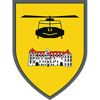Auf dem goldenen Wappen ist das Schloss aus Celle abgebildet. Darüber fliegt ein Hubschrauber.
