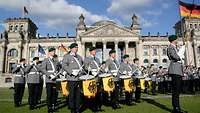 Soldaten mit Instrumenten auf der Wiese vor dem Reichtsag